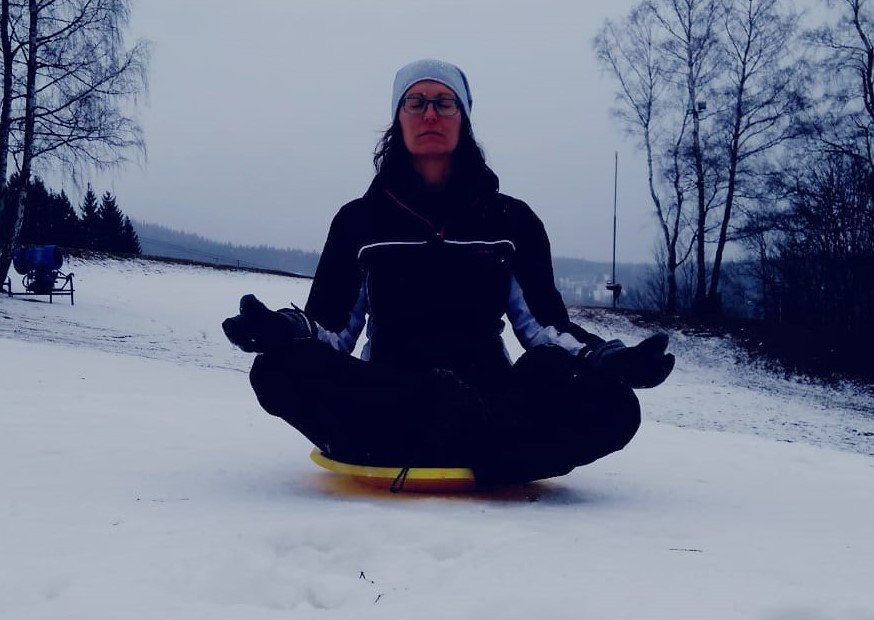 meditující žena na sněhu