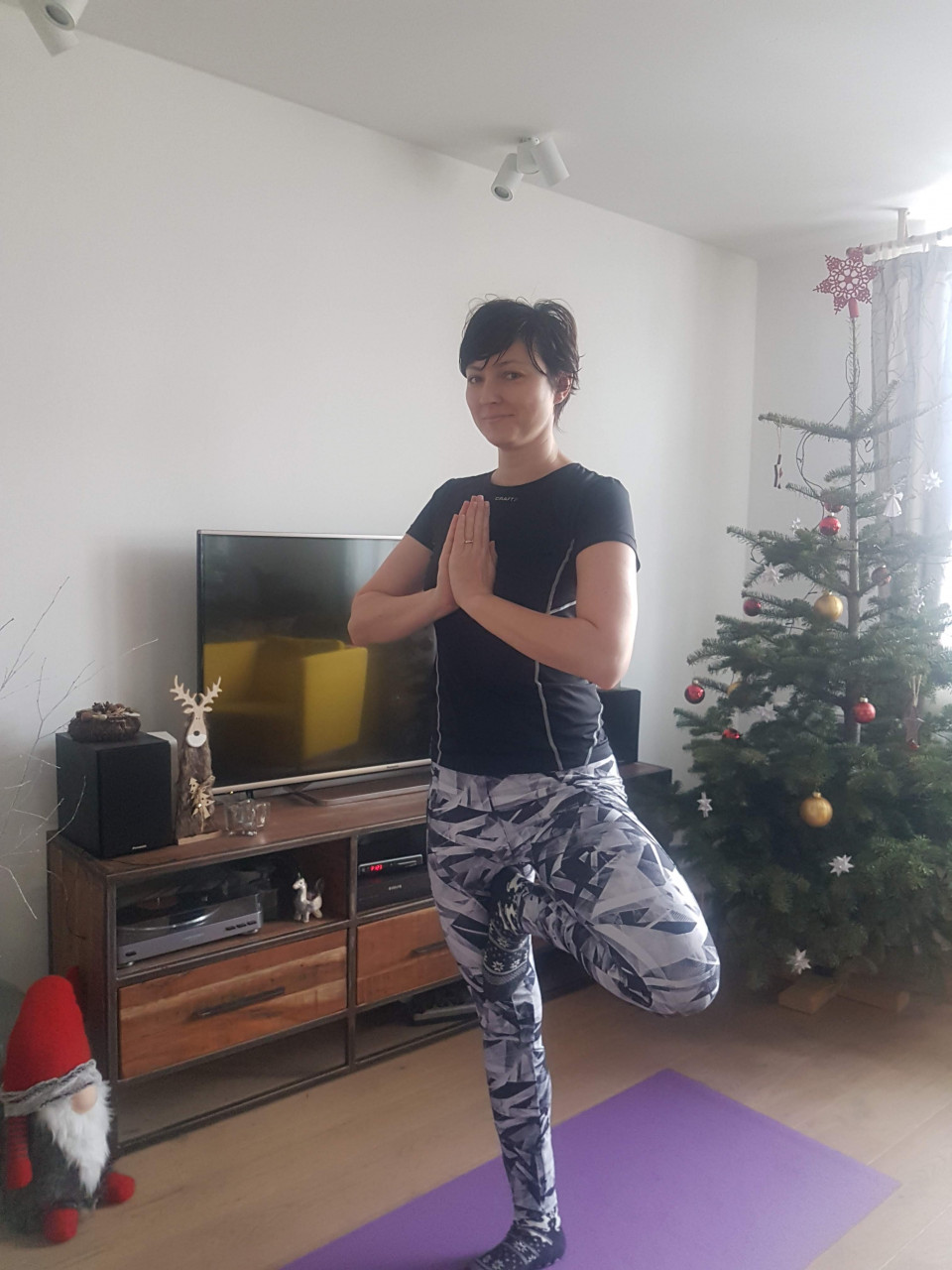 pevná vůle - žena cvičící jógu