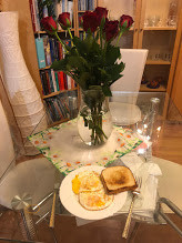 kytice růzí na stole s večeří